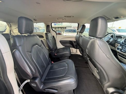 Used 2020 Chrysler Pacifica Touring-L image 19