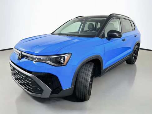 Used 2025 Volkswagen Taos SE AWD/4WD image 3
