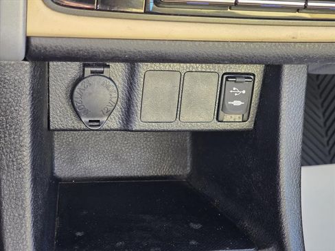 Used 2018 Toyota Corolla LE image 18