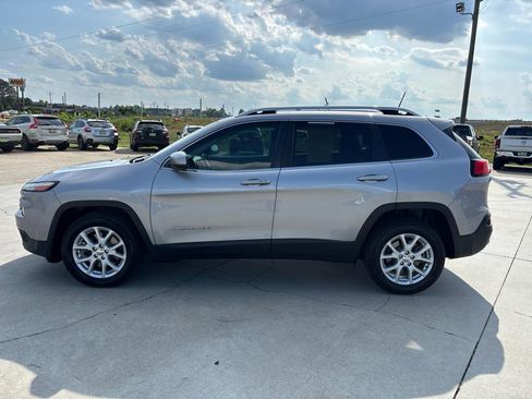 Used 2018 Jeep Cherokee Latitude Plus FWD image 7