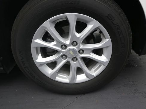 Used 2019 Chevrolet Equinox LT w/ LPO, Hit The Road Package FWD image 10
