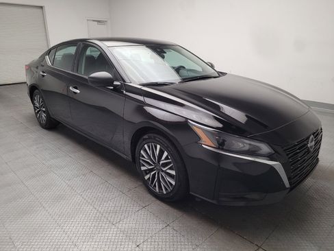 Used 2025 Nissan Altima 2.5 SV FWD image 13
