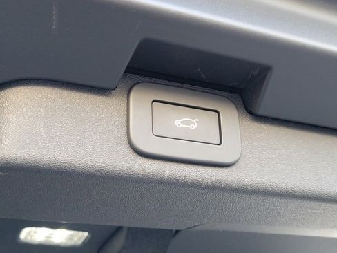 Used 2025 Land Rover Discovery Dynamic SE image 13