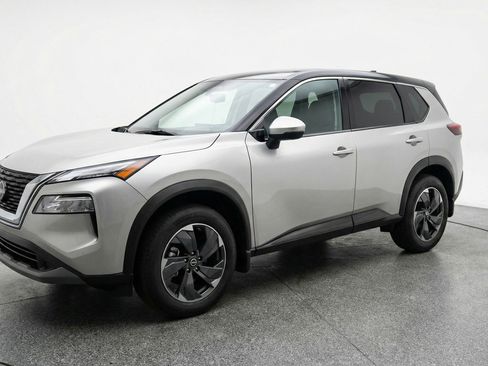 Used 2025 Nissan Rogue SV image 3