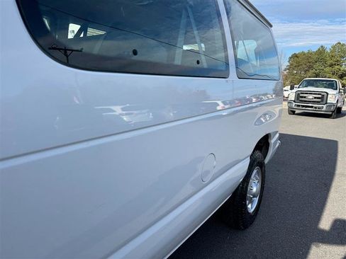 Used 2009 Ford E-350 and Econoline 350 Super Duty Wagon image 14