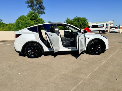 Used 2021 Tesla Model Y 2WD image 32