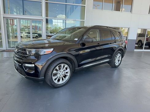 Certified 2022 Ford Explorer XLT w/ Equipment Group 202A RWD image 2