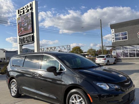Used 2023 Chrysler Voyager LX image 4