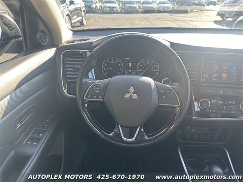 Used 2017 Mitsubishi Outlander SE image 19