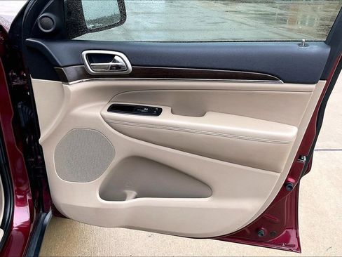 Used 2017 Jeep Grand Cherokee Limited image 23