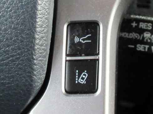 Used 2020 Toyota Tacoma Limited image 29