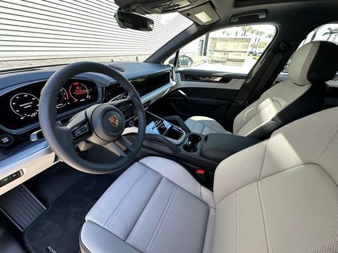 Used 2026 Porsche Cayenne AWD/4WD image 4