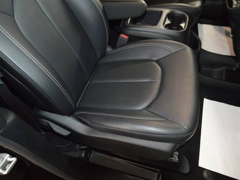 Used 2025 Chrysler Pacifica Select AWD/4WD image 6