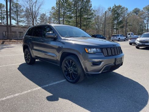 Used 2020 Jeep Grand Cherokee Altitude image 4