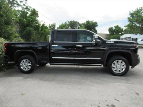 Used 2024 Chevrolet Silverado 2500 High Country w/ High Country Premium Package AWD/4WD image 4