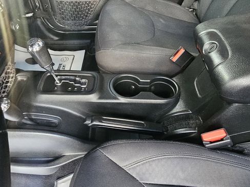 Used 2018 Jeep Wrangler Unlimited Sport image 13