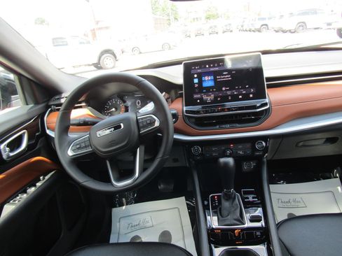 Used 2025 Jeep Compass Limited AWD/4WD image 15