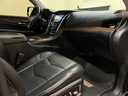 Used 2018 Cadillac Escalade ESV Luxury image 45