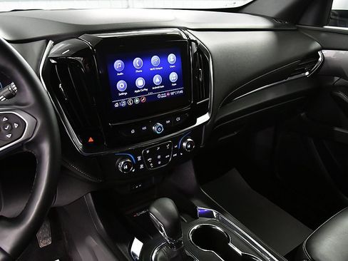 Used 2023 Chevrolet Traverse LT w/ Rear Camera Mirror Package image 21