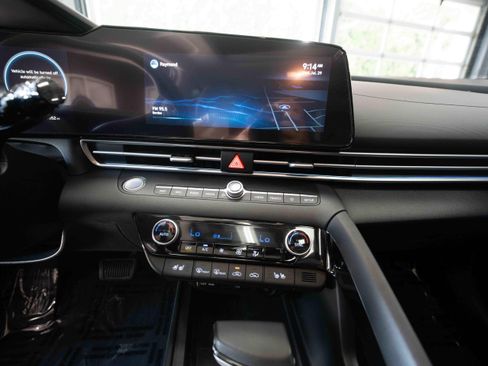 Used 2022 Hyundai Elantra Limited FWD image 17