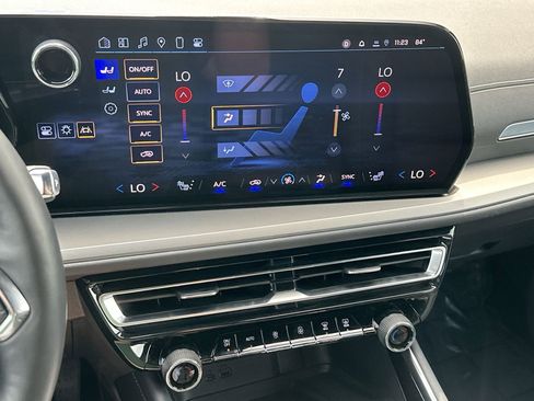 Used 2025 Chevrolet Traverse LT image 19