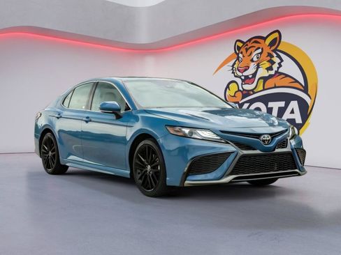 Used 2023 Toyota Camry XSE FWD image 3