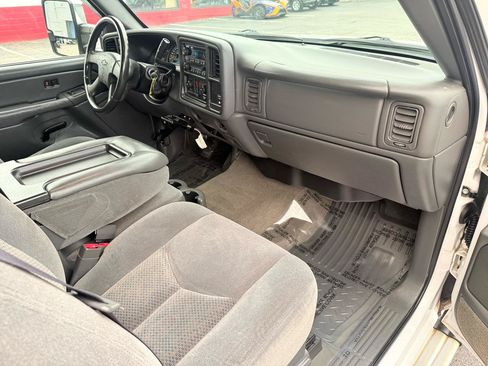 Used 2004 Chevrolet Silverado 2500 LS w/ Skid Plate Package AWD/4WD image 39