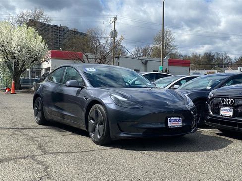 Used 2023 Tesla Model 3 Standard Range image 1
