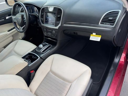 Used 2019 Chrysler 300 Touring w/ Sport Appearance Package image 10