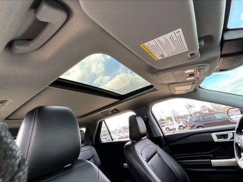 Used 2022 Ford Explorer XLT w/ Equipment Group 202A image 14