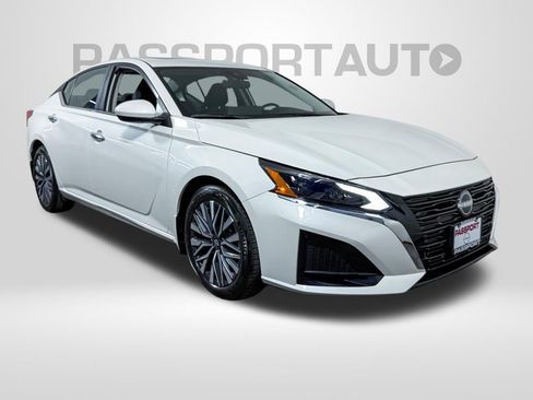 Used 2024 Nissan Altima 2.5 SV w/ SV Premium Package image 3