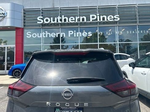 Certified 2022 Nissan Rogue SV w/ SV Premium Package AWD/4WD image 11