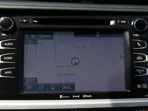 Used 2019 Toyota Highlander XLE image 28