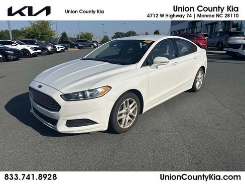 Used 2016 Ford Fusion SE FWD image 1