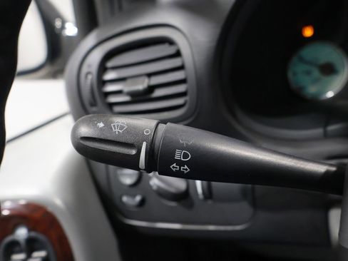 Used 2004 Chrysler Town & Country Limited image 28