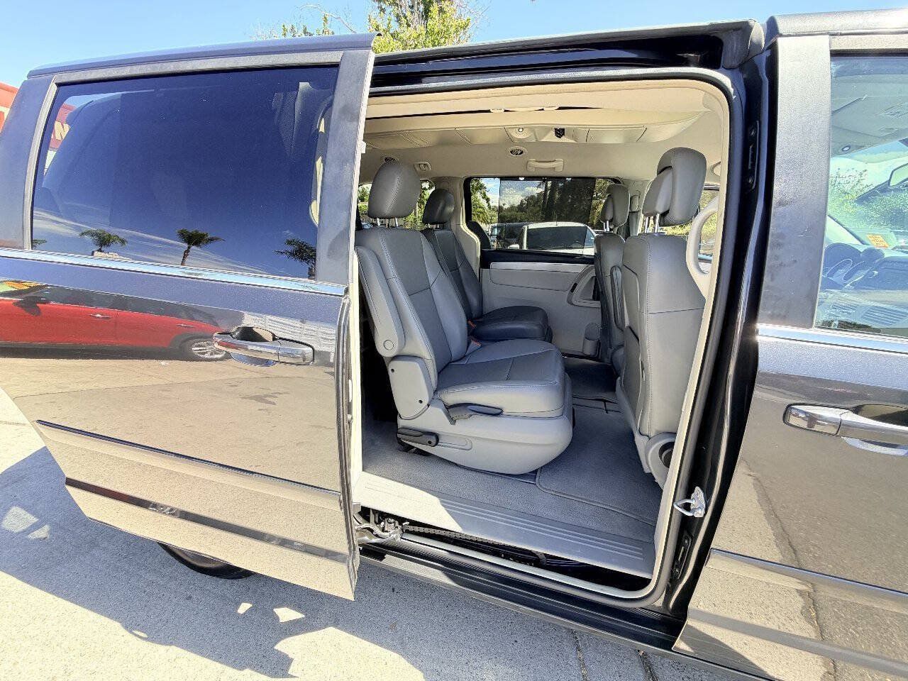 Used 2011 Volkswagen Routan SE FWD image 20