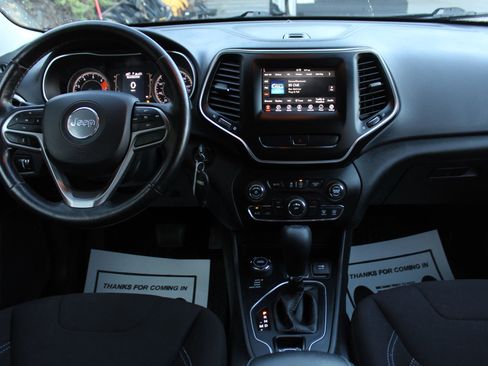 Used 2019 Jeep Cherokee Latitude w/ Cold Weather Group image 19