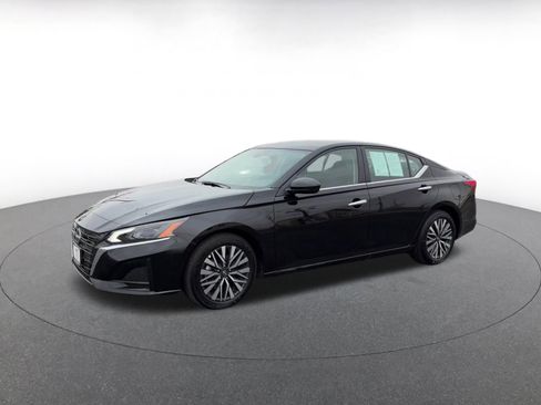 Used 2025 Nissan Altima 2.5 SV image 8