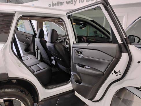 Used 2025 Nissan Rogue SV w/ SV Premium Package image 35