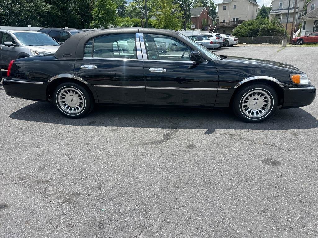 Used 2002 Lincoln Town Car Cartier RWD image 7