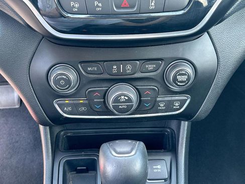Used 2019 Jeep Cherokee Limited w/ Technology Group FWD image 22