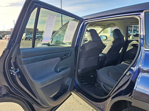 Used 2022 Toyota Highlander LE image 16