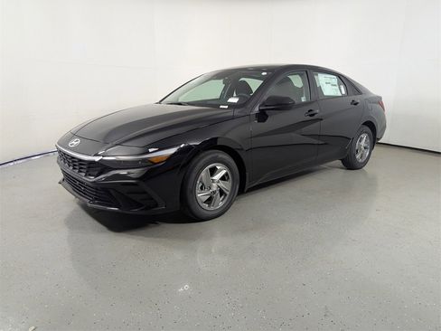 Certified 2025 Hyundai Elantra SE image 3