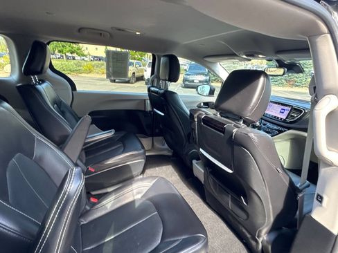 Used 2022 Chrysler Pacifica Touring-L w/ Uconnect Theater Family Group FWD image 23
