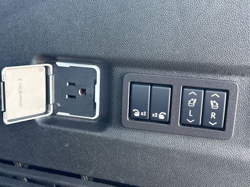 Used 2024 Chevrolet Suburban High Country image 16