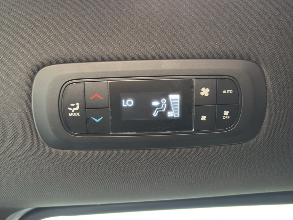 Used 2024 Chrysler Pacifica Touring FWD image 15
