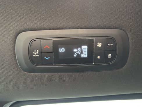 Used 2024 Chrysler Pacifica Touring FWD image 15