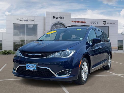 Used 2019 Chrysler Pacifica Touring-L FWD image 4