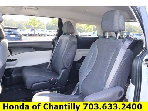 Used 2024 Kia Carnival LX FWD image 25