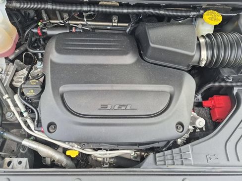 Used 2023 Chrysler Pacifica Touring-L FWD image 31